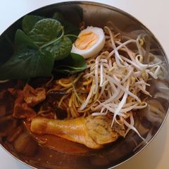 A picture of Malaysia curry noodles (Laksa).