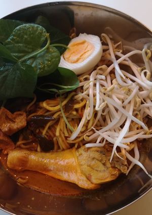 A picture of Malaysia curry noodles (Laksa).