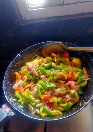 शिमला मिर्च आलू की सब्जी(SHIMLA MIRCH ALOO KI SABZI RECIPE IN HINDI) रेसिपी मुख्य फोटो