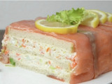 Pastel de salmón con pan de molde y mayonesa