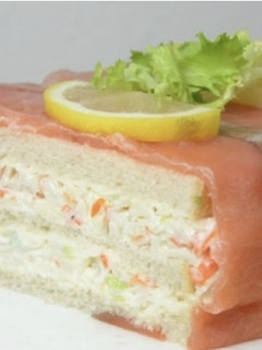 Una foto de Pastel de salmón con pan de molde y mayonesa