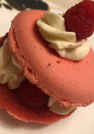 Une photo de Macaron framboise chantilly