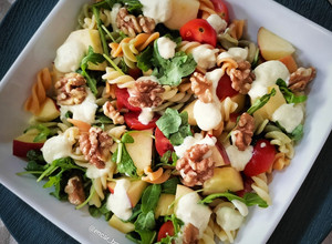 Foto principal de Ensalada de pasta con manzana, rúcula y queso batido al curry
