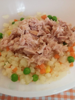 Una foto de Ensalada de arroz de coliflor y atún al natural