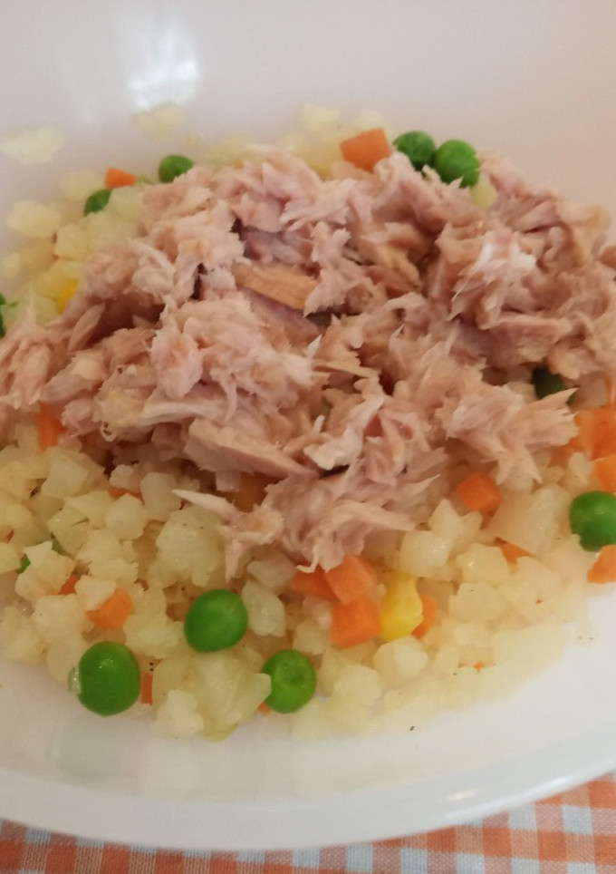 Una foto de Ensalada de arroz de coliflor y atún al natural
