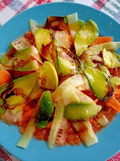 Una foto de Ensalada de carpaccio sobre cama de tomate
