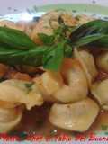 Tortellini ripieni di Carne con Pomodori Freschi e Basilico