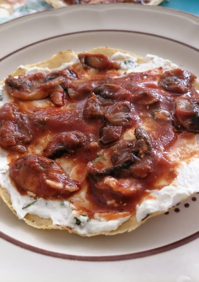 Una foto de Tostadas de champiñones
