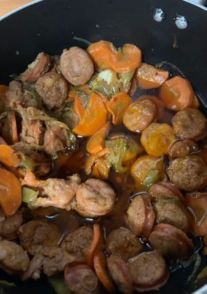 Una foto de Longanizas encebolladas con papas