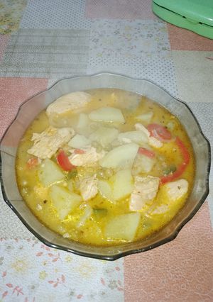 Una foto de Tiritas de suprema salteadas al ajo con papas y arvejas