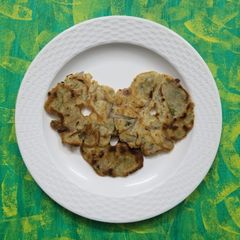 A picture of Jowar thalipeeth.
