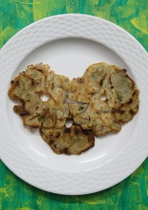 A picture of Jowar thalipeeth.