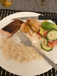 Una foto de Salmón al horno, arroz, ensalada y aborrajados