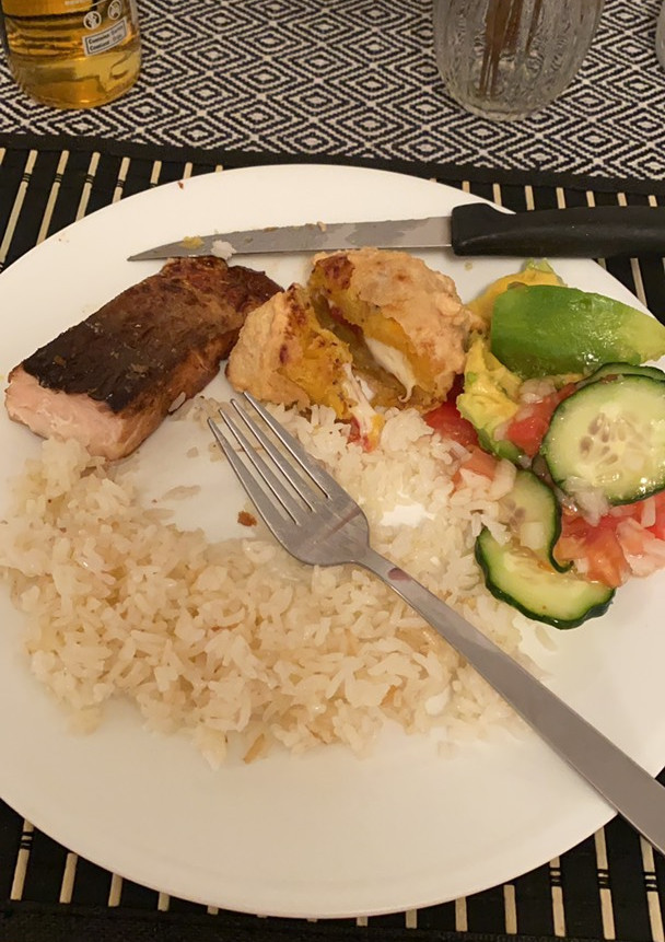 Una foto de Salmón al horno, arroz, ensalada y aborrajados