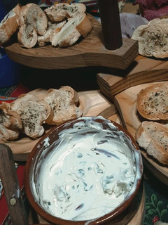 Una foto de DIP DE CIBOULETTE + TOSTADITAS SABORIZADAS