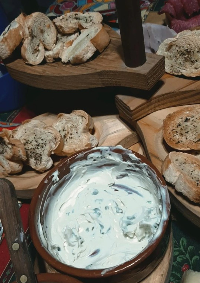Una foto de DIP DE CIBOULETTE + TOSTADITAS SABORIZADAS
