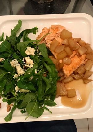 Una foto de Salmón caramelizado con peras y rúcula con roquefort y castañas de cajú