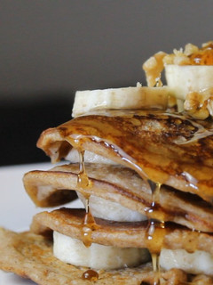 Una foto de Pancakes de avena y plátano saludables - 👉Ideas de Desayunos Veganos