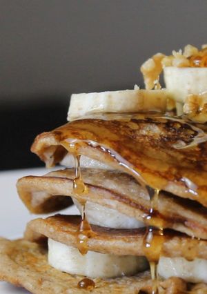 Una foto de Pancakes de avena y plátano saludables - 👉Ideas de Desayunos Veganos