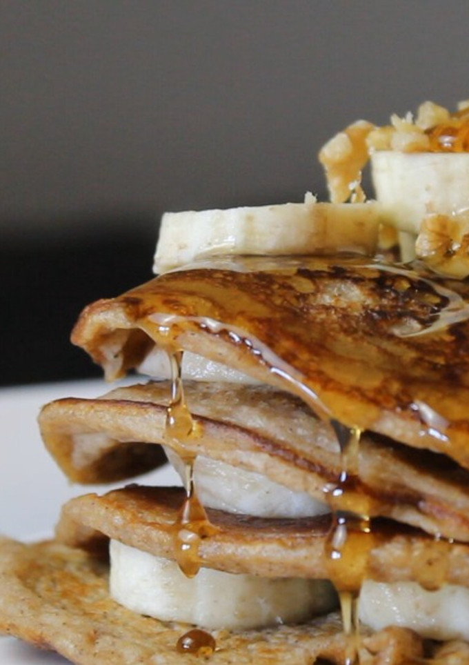 Una foto de Pancakes de avena y plátano saludables - 👉Ideas de Desayunos Veganos
