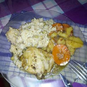 Pollo a la sartén acompañado con arroz frito. (Para dos persona)