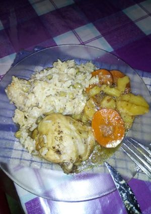 Una foto de Pollo a la sartén acompañado con arroz frito. (Para dos persona)