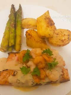 Roasted Asparagus, potatoes with salmon, prawns white sauce ainihin hoton girkin