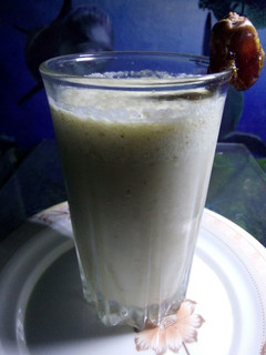 A picture of Apple date smoothie.
