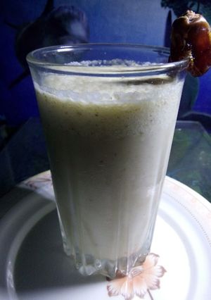 A picture of Apple date smoothie.