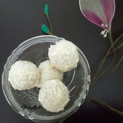 A picture of Ferrero Snow Balls.
