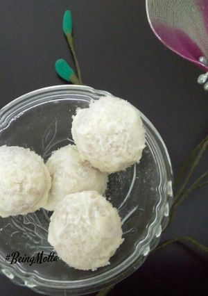 A picture of Ferrero Snow Balls.