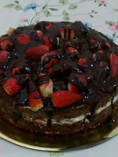 Una foto de Torta de chocolate con frutilla super fácil y rica :)