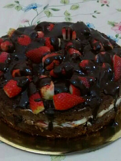 Una foto de Torta de chocolate con frutilla super fácil y rica :)
