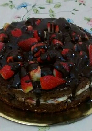 Una foto de Torta de chocolate con frutilla super fácil y rica :)