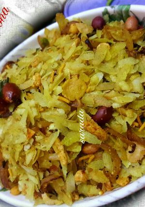A picture of Roasted peanut namkeen poha..