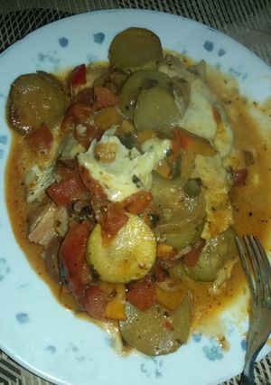 Una foto de Merluza con verduras y tomate