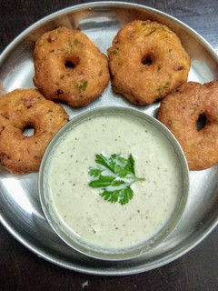 உளுந்து வடை (Ulundhu vadai recipe in tamil) செய்முறை முக்கிய புகைப்படம்