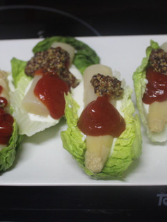 Una foto de Lechuga con queso y espárragos