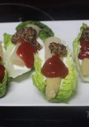 Una foto de Lechuga con queso y espárragos