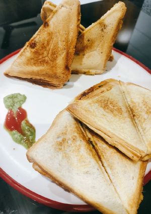 આલુ સેન્ડવિચ(AALU Sandwich Recipe in Gujarati) રેસીપી મુખ્ય ફોટો