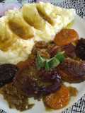 Carne de porc cu prune uscate la cuptor și piure de cartofi