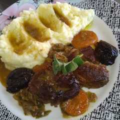 O poză a rețetei Carne de porc cu prune uscate la cuptor și piure de cartofi.
