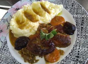 O poză a rețetei Carne de porc cu prune uscate la cuptor și piure de cartofi.