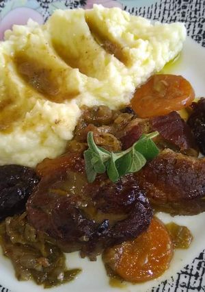 O poză a rețetei Carne de porc cu prune uscate la cuptor și piure de cartofi.