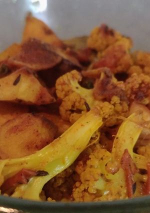 আলু ফুলকপির ডালনা (aloo fulkopir dalna recipe in Bengali) রেসিপির প্রধান ছবি