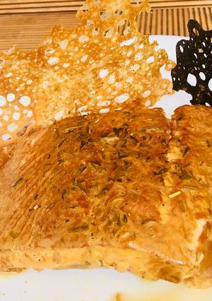Foto principal de Salmón ahumado casero (truco fácil y rápido) + crujiente de jamón y de tinta de calamar