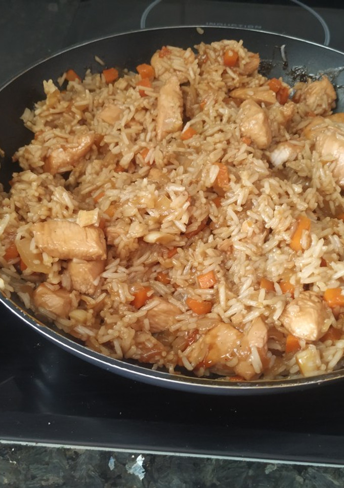Una foto de Pavo teriyaki con arroz y verduras