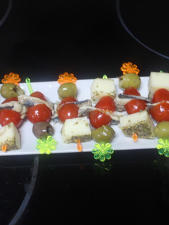 Una foto de Banderillas de queso con orégano y boquerones en vinagre