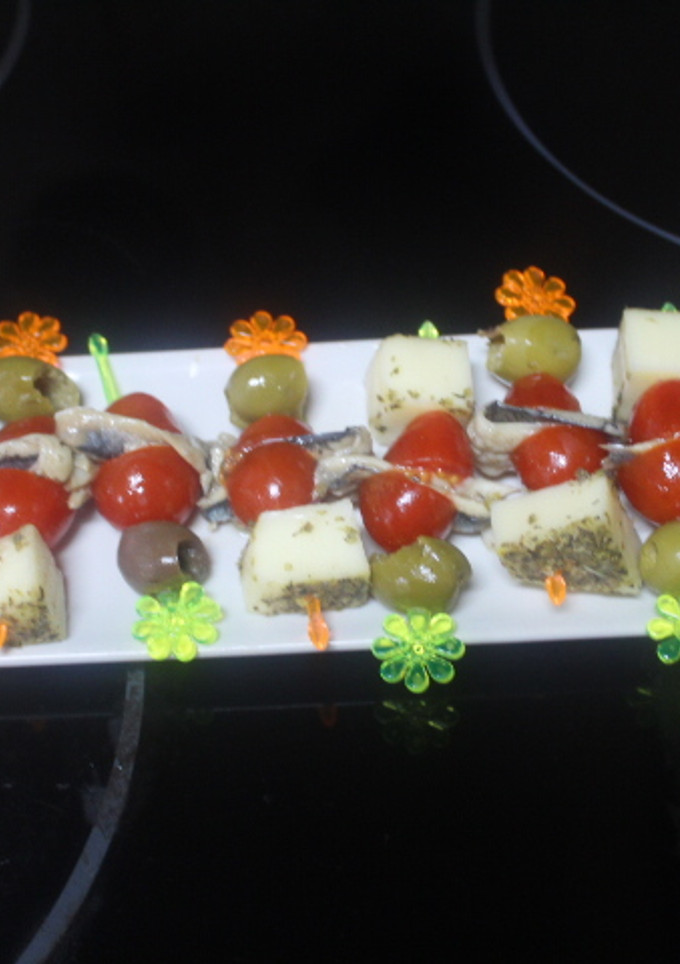 Una foto de Banderillas de queso con orégano y boquerones en vinagre