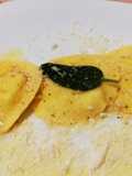 Ravioli ripieni di Ricotta con Burro, Salvia e Parmigiano Grattugiato
